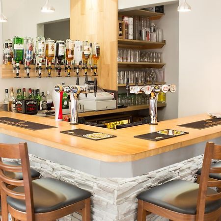 Corner House Hotel Инерлитън Екстериор снимка