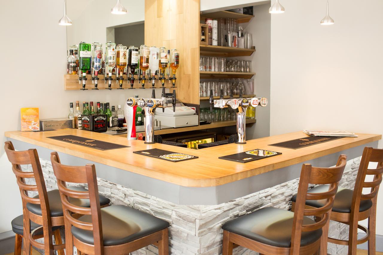 Corner House Hotel Инерлитън Екстериор снимка