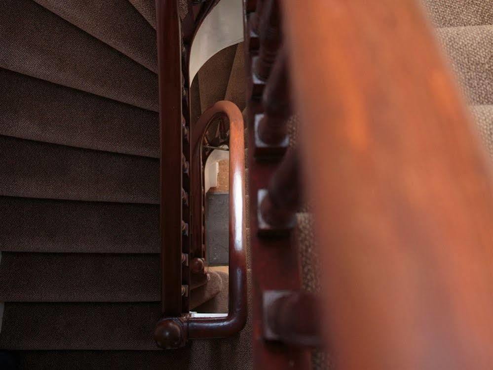 Corner House Hotel Инерлитън Екстериор снимка
